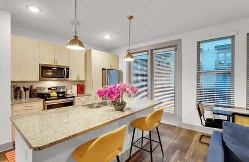 Fort Worth Apartamento | 2B2B by TCU, Walkable, Pool View, King, Queen Beds with Pool & Gym Access
