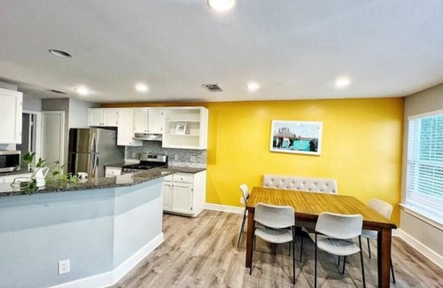 South Lamar Casa | 2B3B+Studio: Great yard+deck mins to downtown