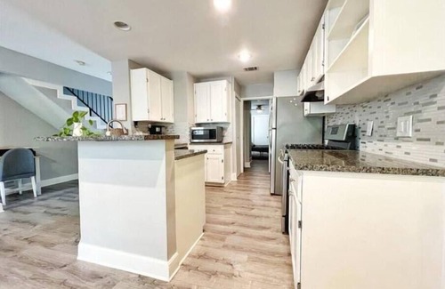 South Lamar Casa | 2B3B+Studio: Great yard+deck mins to downtown
