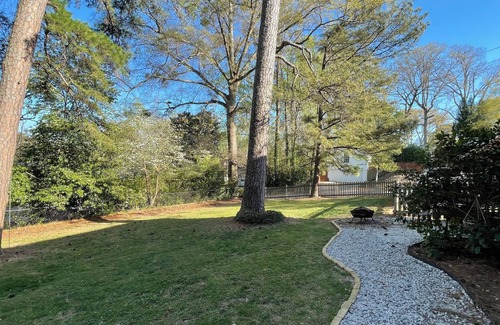 Clairmont Heights Apartamento | 2bd/1ba apt in walkable area near Emory, nature trails, available Aug. 15th