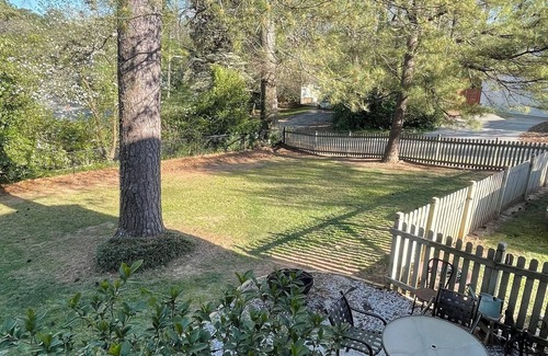 Clairmont Heights Apartamento | 2bd/1ba apt in walkable area near Emory, nature trails, available Aug. 15th