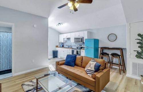 Ardmore - Gould Estates - Olin Heights Cabaña | 2bd/1ba Cottage * Renovated * Dogs Welcome * Cottage in Savannah * 30+ day stay