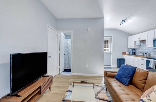 Ardmore - Gould Estates - Olin Heights Cabaña | 2bd/1ba Cottage * Renovated * Dogs Welcome * Cottage in Savannah * 30+ day stay
