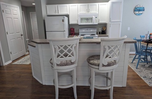 St. James Condominio | 2BD 2 BA in exclusive St. James w/ pool. Easy access to OKI Beaches & Southport!