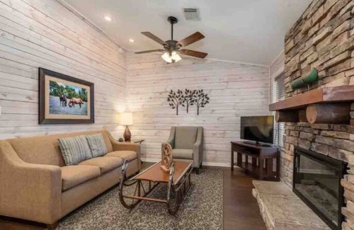 Conroe Condominio | 2Bd, 2 Ba with Stunning Lake Conroe View
