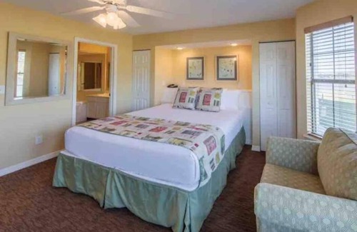 Conroe Condominio | 2Bd, 2 Ba with Stunning Lake Conroe View