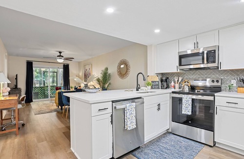 Montgomery Condominio | 2bd/2ba Condo * Pool * Renovated * Dogs Welcome * Condo in Savannah*30+ day stay