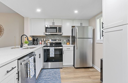 Montgomery Condominio | 2bd/2ba Condo * Pool * Renovated * Dogs Welcome * Condo in Savannah*30+ day stay