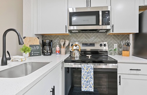 Montgomery Condominio | 2bd/2ba Condo * Pool * Renovated * Dogs Welcome * Condo in Savannah*30+ day stay