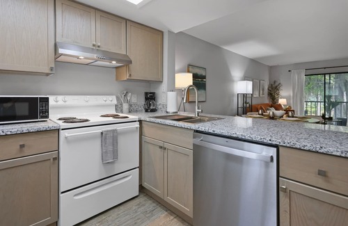 Montgomery Condominio | 2bd/2ba Condo * Renovated * Condo in Savannah*30+ day stay *Pool