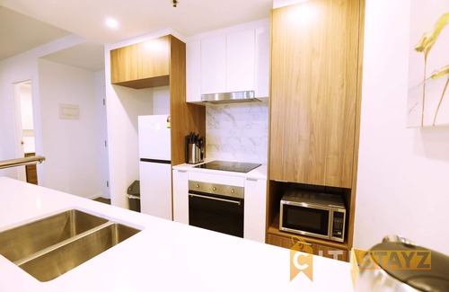 Phillip Apartamento | 2bd 2bth - Chic Apt in Woden CBD