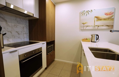 Phillip Apartamento | 2bd 2bth - Chic Apt in Woden CBD
