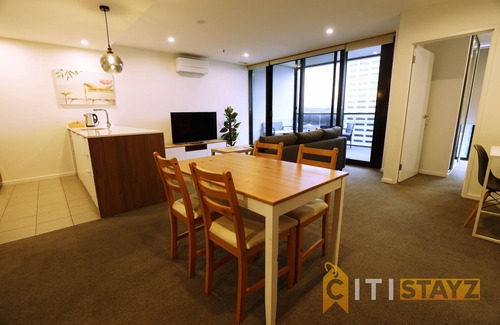 Phillip Apartamento | 2bd 2bth - Chic Apt in Woden CBD