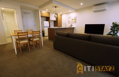 Phillip Apartamento | 2bd 2bth - Chic Apt in Woden CBD