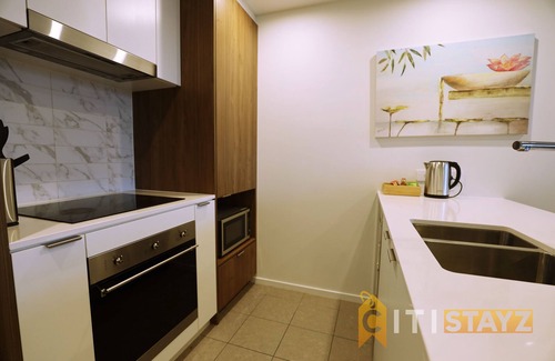Phillip Apartamento | 2bd 2bth - Chic Apt in Woden CBD