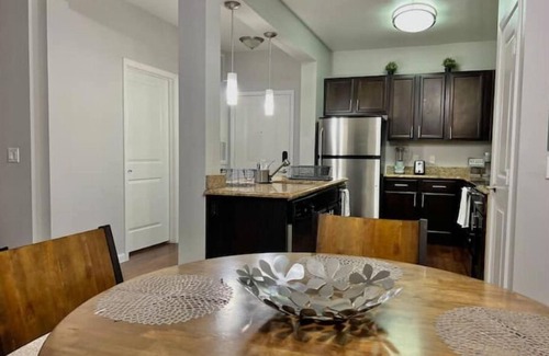 Ocoee Apartamento | 2BD Apt+Lake/FountainView+Balcony, Resort Style Pool, Wi-Fi, Desk, Gym, Kitchen