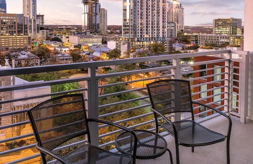 West End Condominio | 2BD/Austin with 2 Baths and Rooftop Pool!
