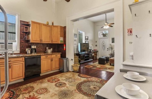 Mid-City Casa | 2BD In Heart of Mid CIty | 2 Blocks off Street Car