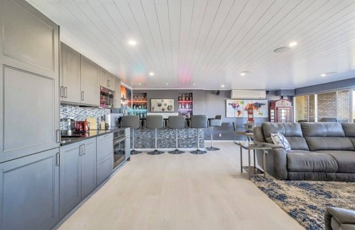 Southeast Colorado Springs Condominio | 2BD Luxury Condo, Cocktail Lounge, Beautiful Views