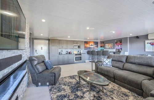 Southeast Colorado Springs Condominio | 2BD Luxury Condo, Cocktail Lounge, Beautiful Views
