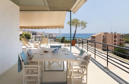 Vouliagmeni Apartamento | 2BD Luxury Sea View Penthouse in Astir Beach