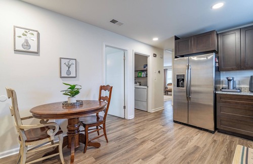 Austell Apartamento | 2BD Oasis with AC, WiFi Near Battery & 6Flags!