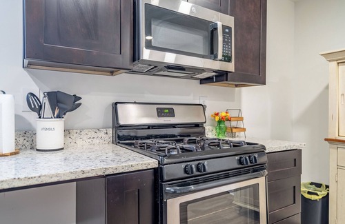 Austell Apartamento | 2BD Oasis with AC, WiFi Near Battery & 6Flags!