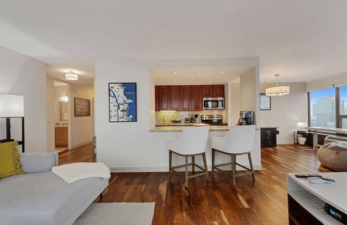 Near North Side Condominio | 2bd River North Condo with Million Dollar Views! by AllSet Turnover