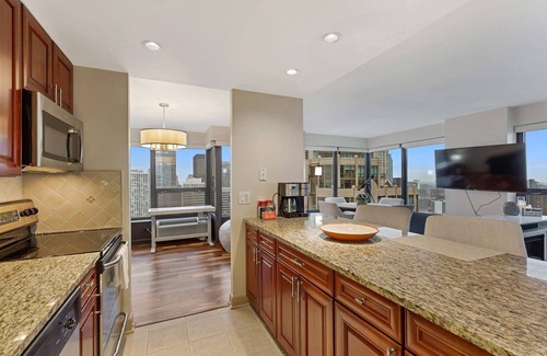 Near North Side Condominio | 2bd River North Condo with Million Dollar Views! by AllSet Turnover