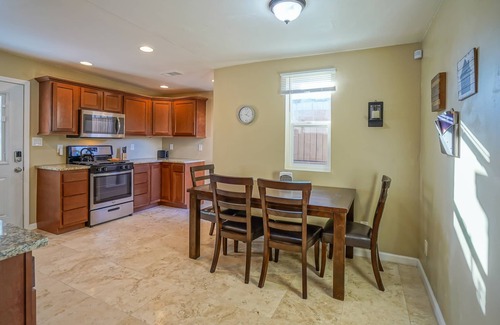 Albuquerque Casa | 2bd, 1ba Remodeled Home w / patio grande, se admiten perros