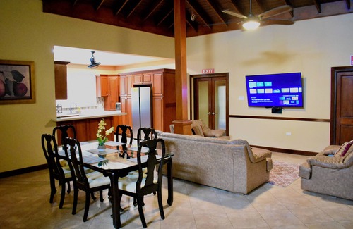 Barbican Apartamento | 2Bdrm, A/C, Wi-Fi, Washer & Dryer - Spacious House
