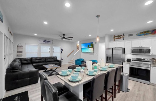Port Bolivar Casa | 2BeachfrontHouses! 2HeatedPools! Sleep48! Weddings! Pets! HotTubs! ExtraParking!