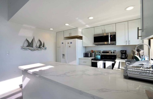 Crown Point Apartamento | 2Bed 2Bath APT walking distance to BEACH and BAY in PB