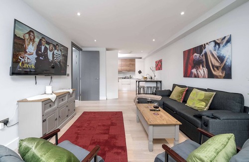 West Hendon Apartamento | 2Bed 2Bath @ Hendon - 3 min to Train - 65 Inch TV