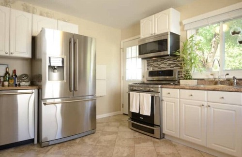 Madison Heights Casa | 2Bedroom/2 Bath/2 Office Bungalow with Sauna and Parking by Royal Oak