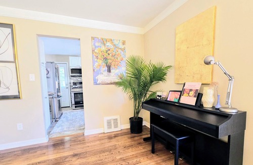 Madison Heights Casa | 2Bedroom/2 Bath/2 Office Bungalow with Sauna and Parking by Royal Oak