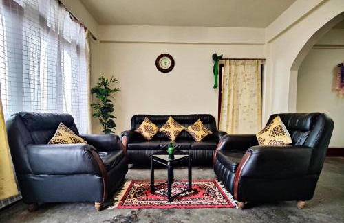 Bomdila Apartamento | 2BHK Mountain View with Full Kitchen and Hi-Speed Internet