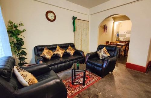 Bomdila Apartamento | 2BHK Mountain View with Full Kitchen and Hi-Speed Internet