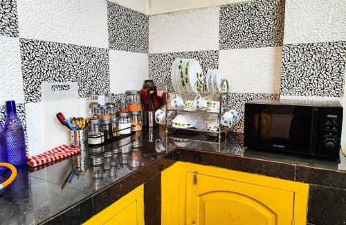 Bomdila Apartamento | 2BHK Mountain View with Full Kitchen and Hi-Speed Internet