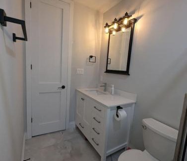 Kitchener Apartamento | 2BR 1 king 1 Queen with parking 3 GBPS internet