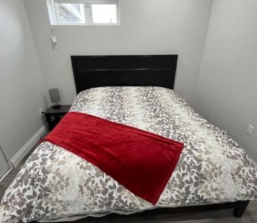 Kitchener Apartamento | 2BR 1 king 1 Queen with parking 3 GBPS internet