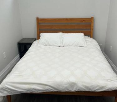 Kitchener Apartamento | 2BR 1 king 1 Queen with parking 3 GBPS internet