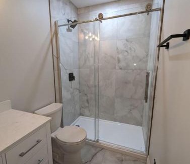 Kitchener Apartamento | 2BR 1 king 1 Queen with parking 3 GBPS internet
