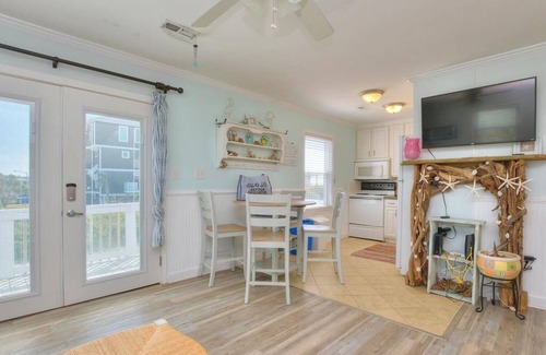 Yaupon Beach Condominio | 2BR/1BA Condo - Oceanfront, Walk to Pier/Fishing/Dining, Sleeps 6