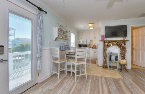 Yaupon Beach Condominio | 2BR/1BA Condo - Oceanfront, Walk to Pier/Fishing/Dining, Sleeps 6