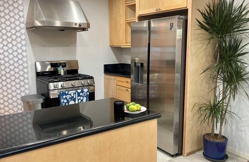 Mid-Wilshire Casa | 2br/1ba Mid-Wilshire Hideaway— Where LA Comes Together. Quiet, central retreat.