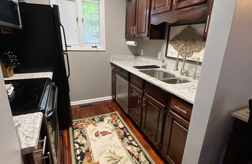 Pigeon Forge Chalet De Esquí | 2BR/2.5BA, clean hot tub, spa tub, 1 mi to Pkway,10min to GSMNP, arcade,fire pit
