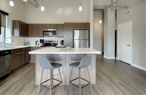 Downtown Des Moines Apartamento | 2BR 2 BA Apt Downtown w/Hot Tub & Amenities!
