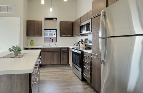 Downtown Des Moines Apartamento | 2BR 2 BA Apt Downtown w/Hot Tub & Amenities!