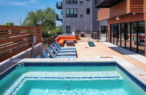 Downtown Des Moines Apartamento | 2BR 2 BA Apt Downtown w/Hot Tub & Amenities!